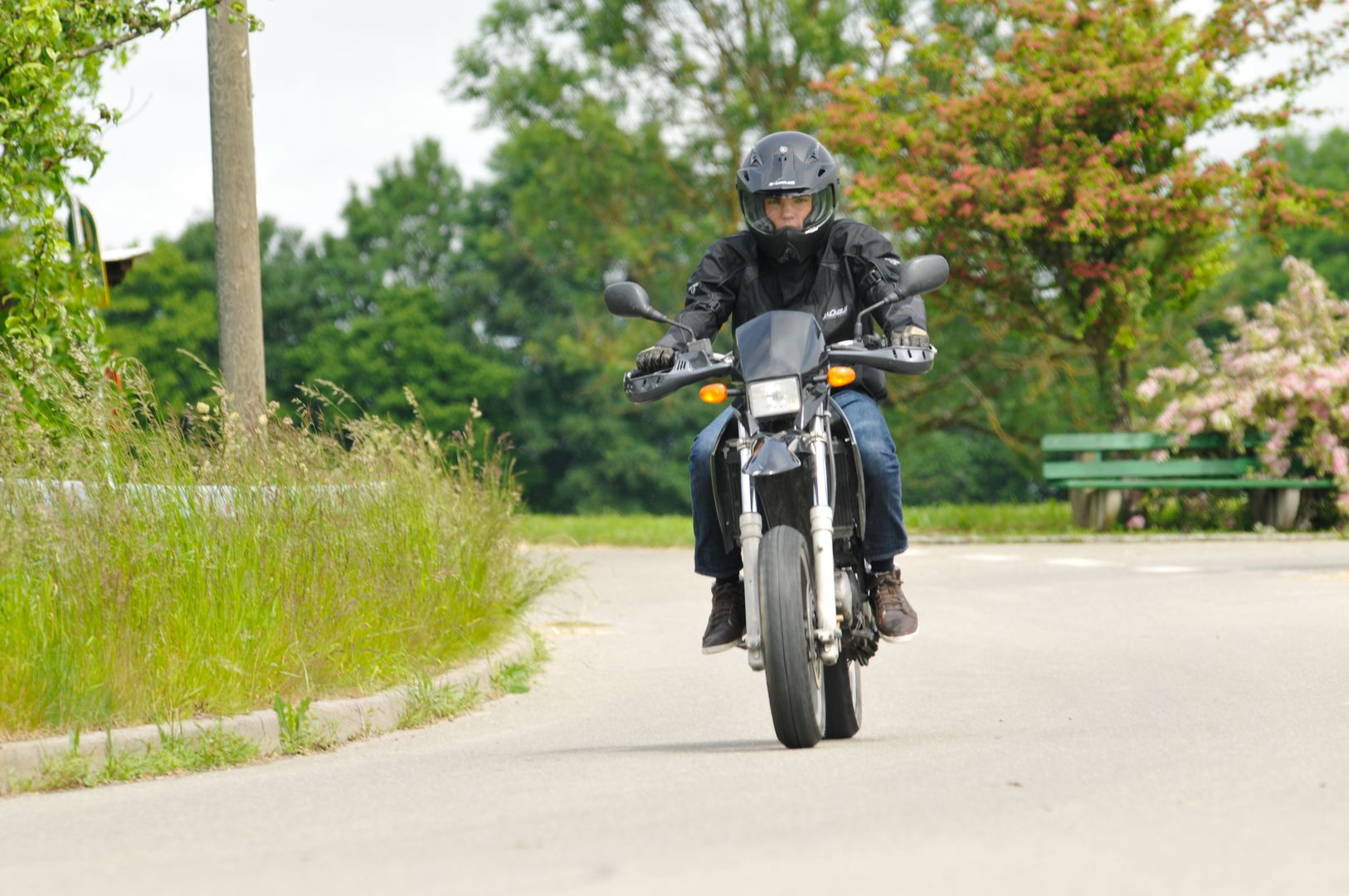 Wypadek ma Mazowszu. Motocyklista zderzył się z samochodem, jedna osoba ranna 