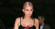 Kylie Jenner bawi się ze znajomymi. Coś jest nie tak z jej biustem