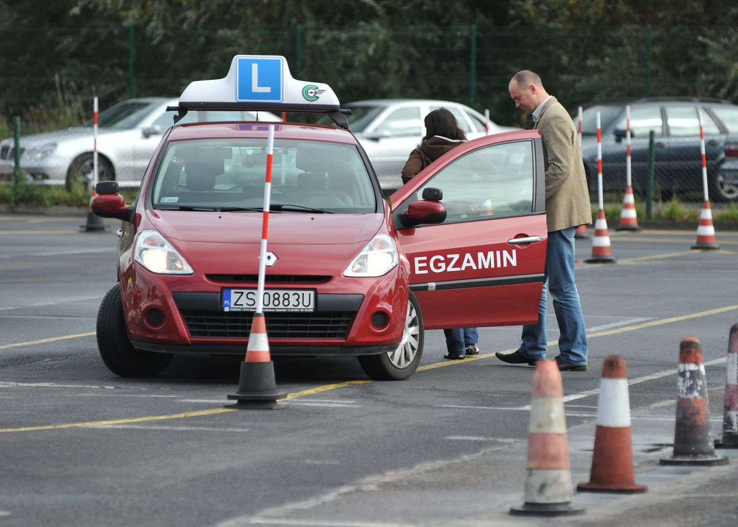 Kobieta po oblanym egzaminie na prawo jazdy ukradła  samochód z placu manewrowego.