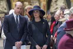 Książę William publicznie zignorował księżną Meghan. Wolał wiązać szalik