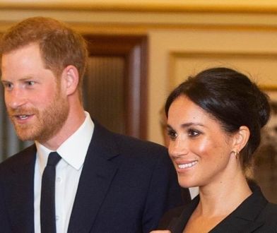 Meghan Markle pokazała, gdzie ma królewską etykietę. Krótka mini i pełen uśmiech - w końcu żyje po swojemu