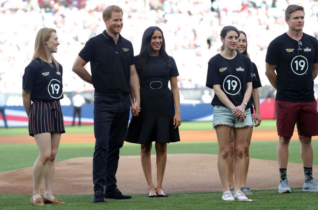 Meghan Markle włożyła płaskie buty, przez co musiała patrzeć na męża pod innym kątem 