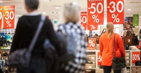 "Wydaje taka 100 zł i czuje się królową życia” – kilka słów o zwyczajach kupujących na wyprzedażach