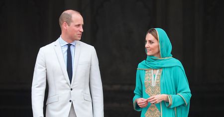 Kate i William w meczecie w Pakistanie. Zwróćcie uwagę na ich stopy