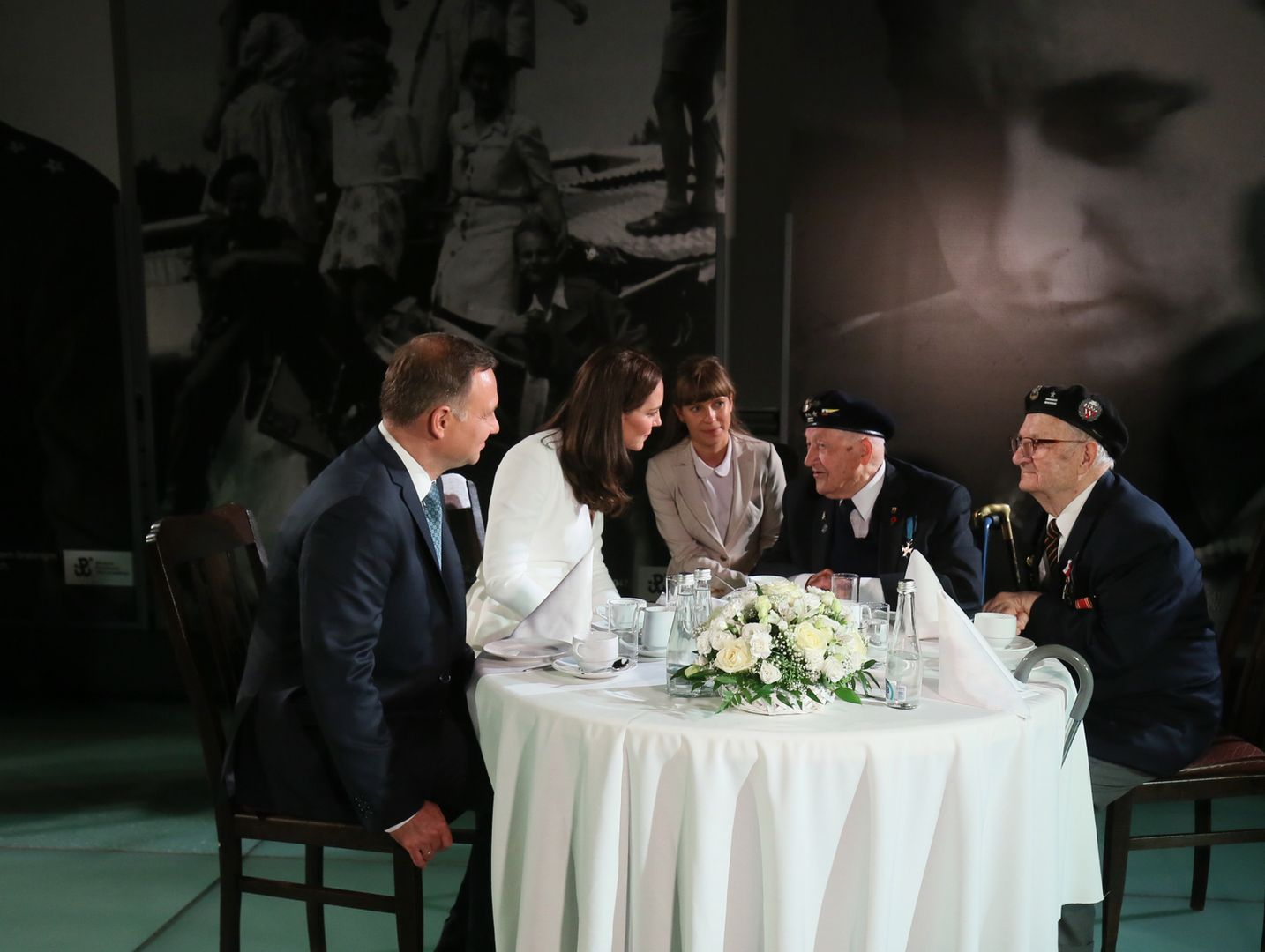 Księżna Kate i książę William oraz Andrzej Duda rozmawiają z weteranami w Muzeum Powstania Warszawskiego