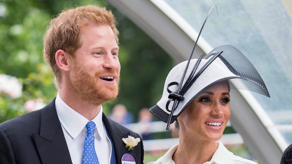 Książę Harry pogroził dżokejowi na wyścigach konnych, bo pocałował Meghan