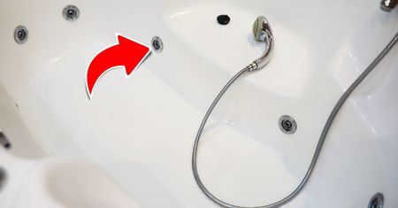 Masz wannę z hydromasażem? Ten domowy trik usunie brud z każdego jej zakamarka