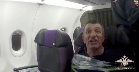 Pasażer samolotu jak "dziki niedźwiedź". Poradzili sobie w airbusie