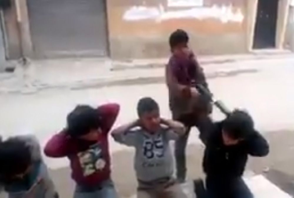 Stracone pokolenie. Dzieci bawią się w egzekucję ISIS