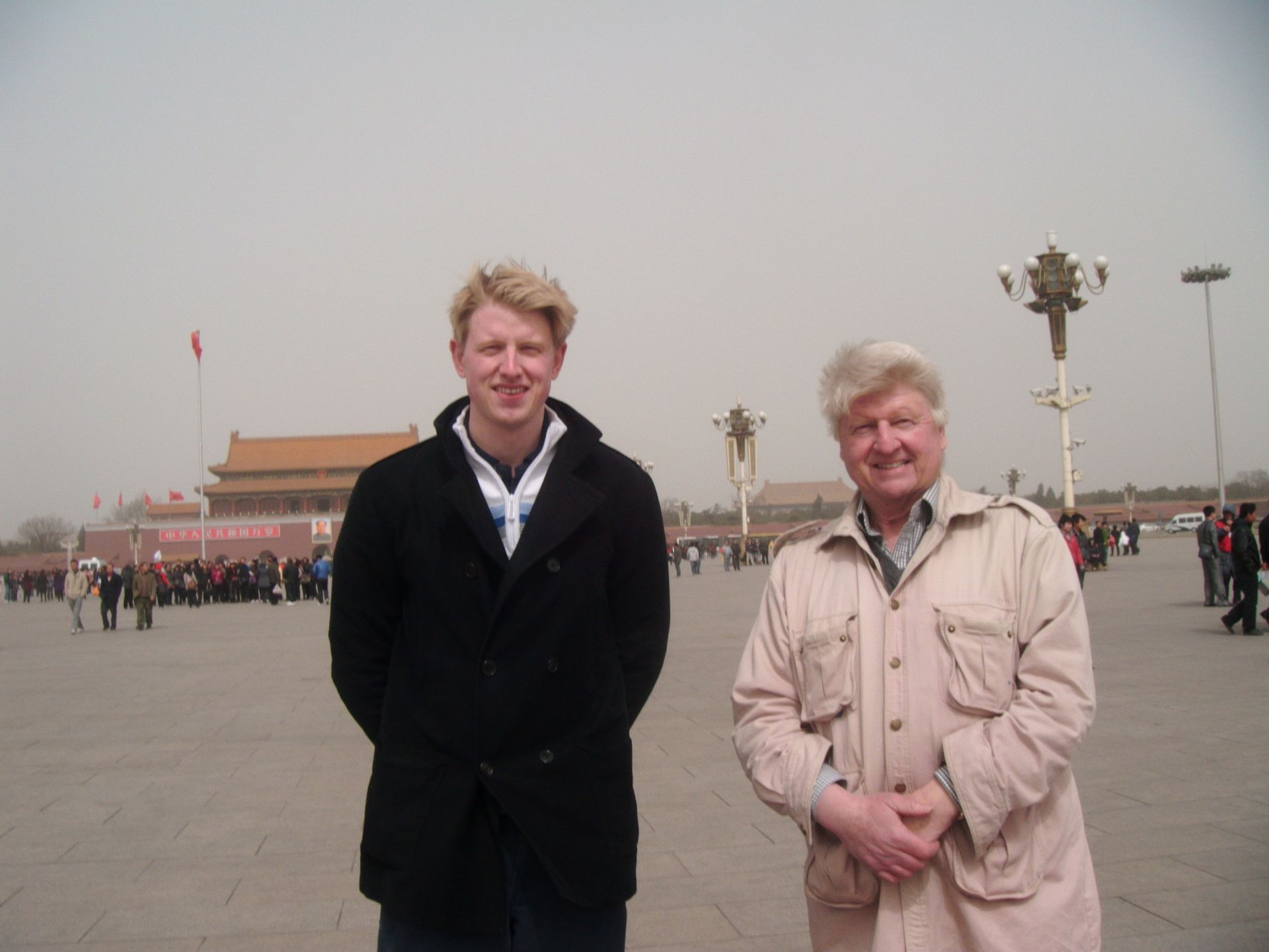 Max i Stanley Johnsonowie. 