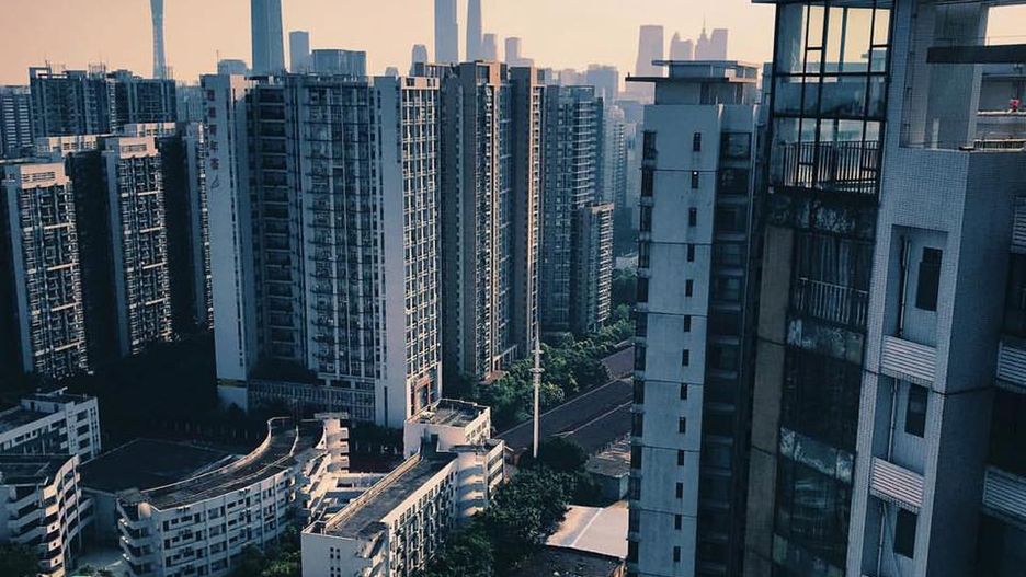 Członek grupy Storror na dachu wieżowca w Guangzhou