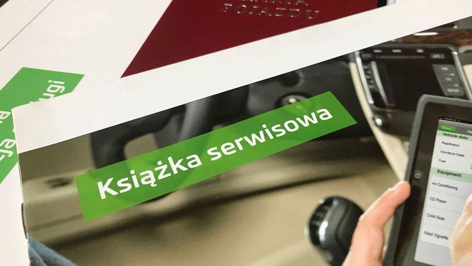 Przed zakupem auta warto sprawdzić, czy książka serwisowa należy do danego samochodu