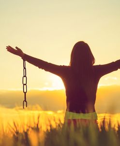 Emancypacja? A może by tak przypiąć kobietę łańcuchem w kuchni?