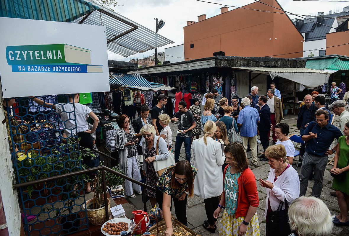 Otwarcie pierwszej czytelni na Bazarze Różyckiego w 2016 r., obecny był m.in. Szymon Majewski i wiceprezydent Warszawy Michał Olszewski 