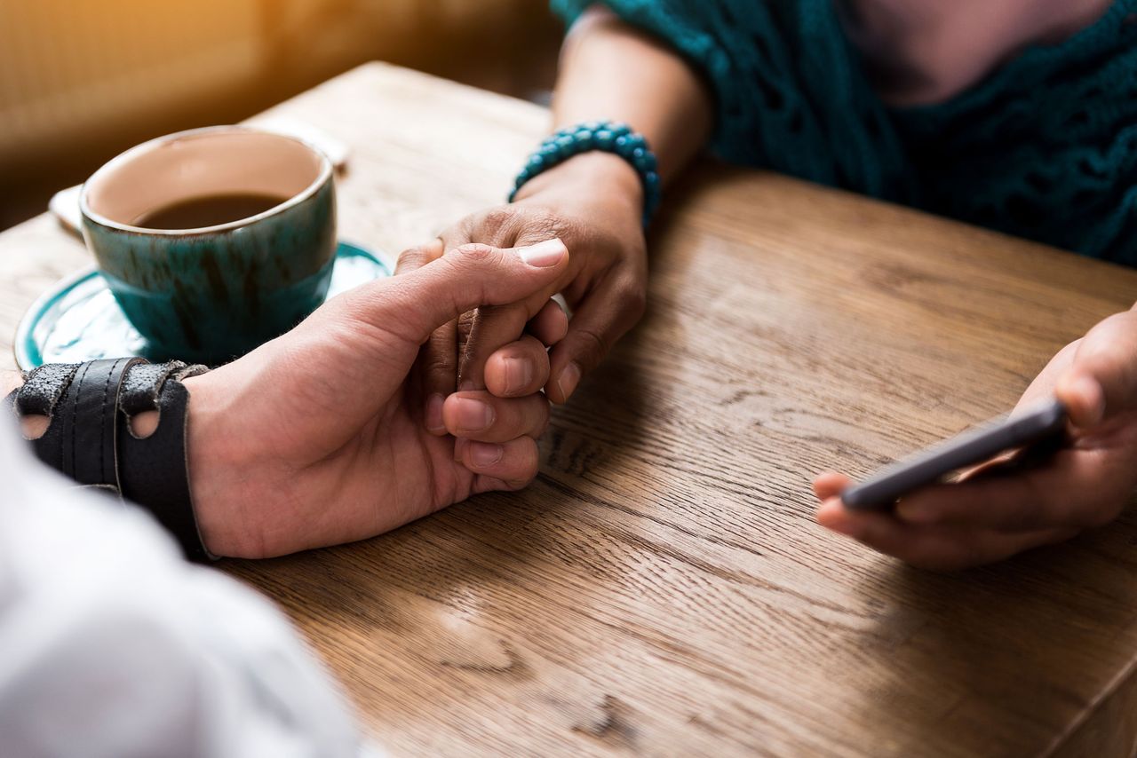 Co to jest curving? Coraz więcej ofiar popularnego randkowego trendu