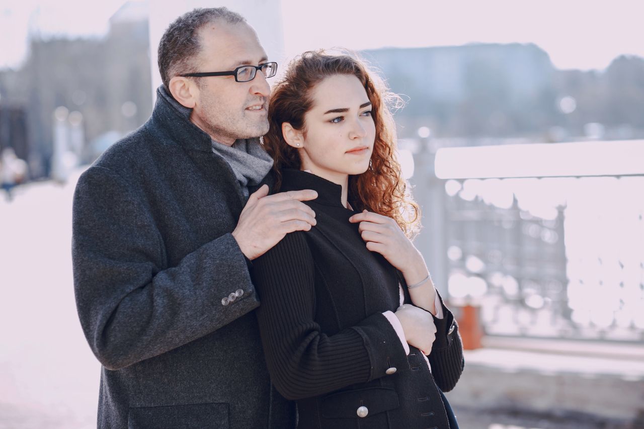 Mężczyzna tłumaczy, dlaczego szuka młodszej dziewczyny. Nie chodzi tylko o seks