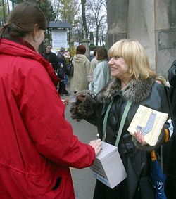 Jubileuszowa kwesta na Cmentarzu Powązkowskim w Warszawie