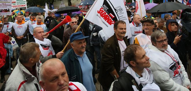 Związkowcy odsłonili przed Sejmem "pomnik premiera Donalda Tuska"
