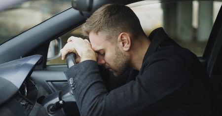 Był dręczony przez poznanego w sieci adoratora. Mężczyzna nie mógł znieść odrzucenia i zniszczył wybrankowi samochód
