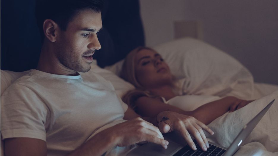 Kobiety mają dość, że ich partnerzy wolą telefon i komputer od bliskości