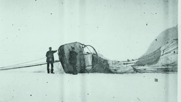 Nils Strindberg (z lewej) i Salomon August Andrée stoją koło pustego balonu na 82°56' szerokości geograficznej, czterysta osiemdziesiąt kilometrów od miejsca startu na Danskoya.