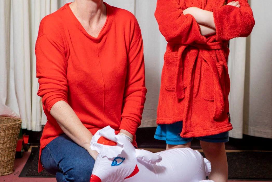 Gadżet z sex-shopu elementem kostiumu dla dziecka