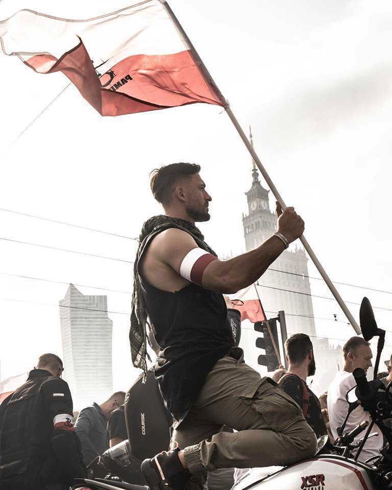 Rafał Maślak pręży mięśnie podczas godziny W