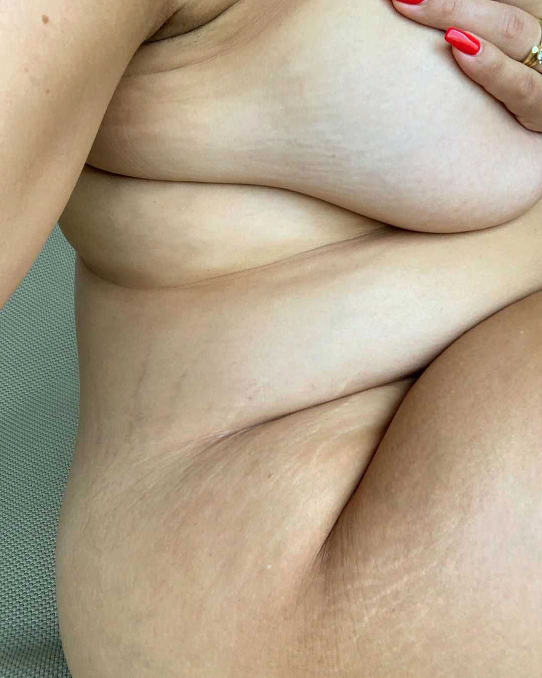 Ashley Graham - rozstępy na ciele w czasie ciąży