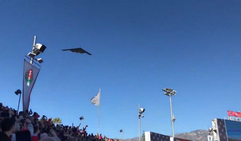 Spektakularny widok. B-2 Spirit przeleciał tuż nad stadionem