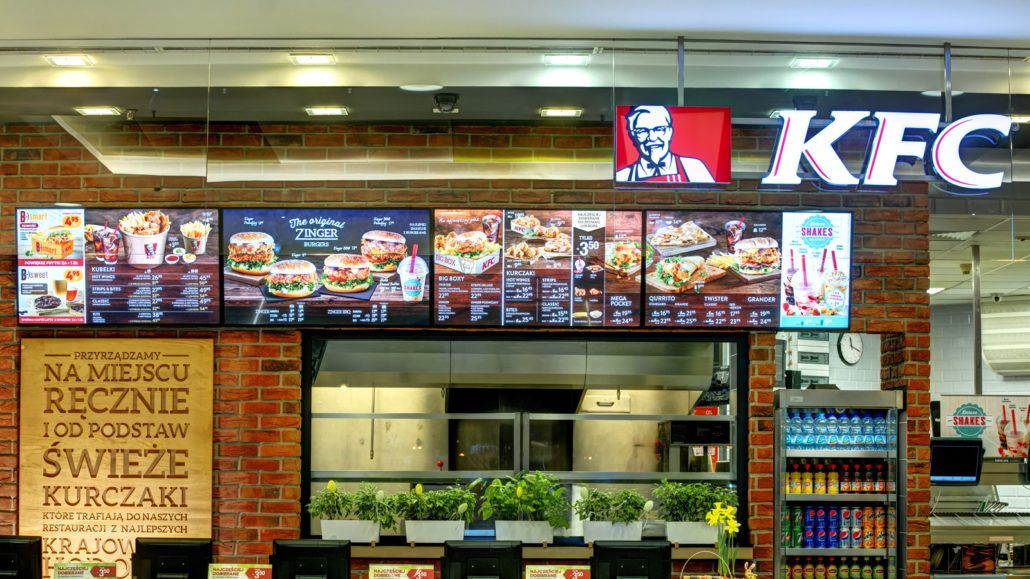 Ekrany cyfrowe zastępują dotychczasowe reklamy, a kioski samoobsługowe - pracowników
