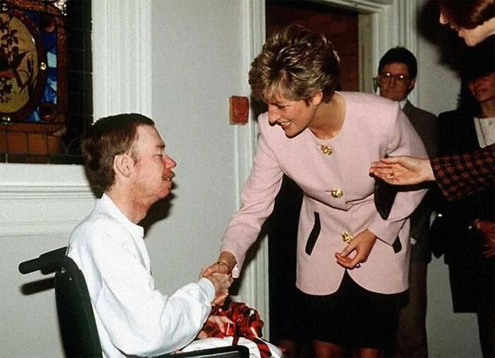 Księżna Diana podaje dłoń bez rękawiczki osobie chorej na AIDS (1991).