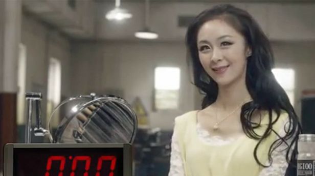 Facet gra tyłkiem w ping-ponga w reklamie Windowsa 8. Po co taka dziwna kampania? 1