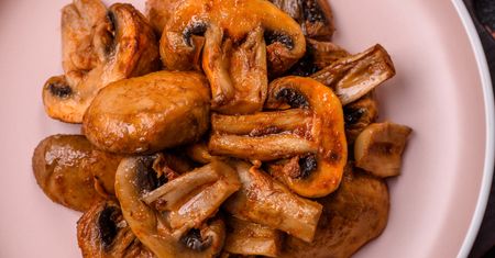 To absolutna podstawa przy smażeniu pieczarek. Dodaj, a doskonale wydobędziesz pełnię smaku z grzybów