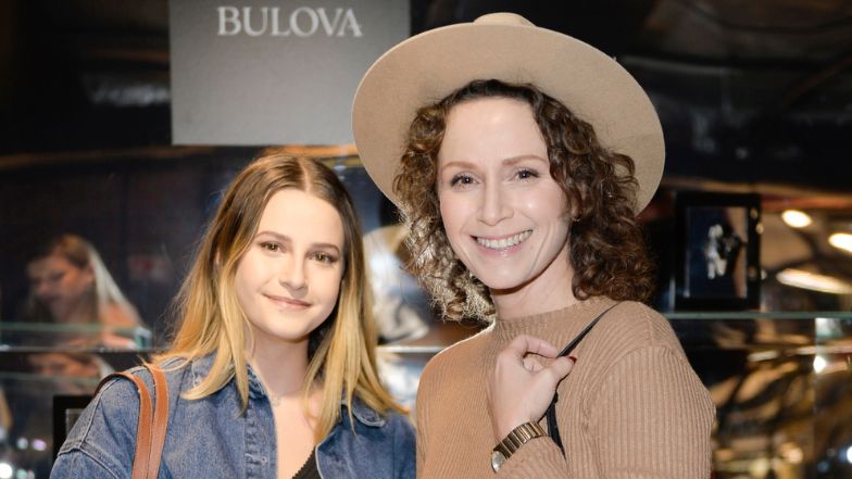 Monika Mrozowska pozuje z córką, Karoliną Szaciłło