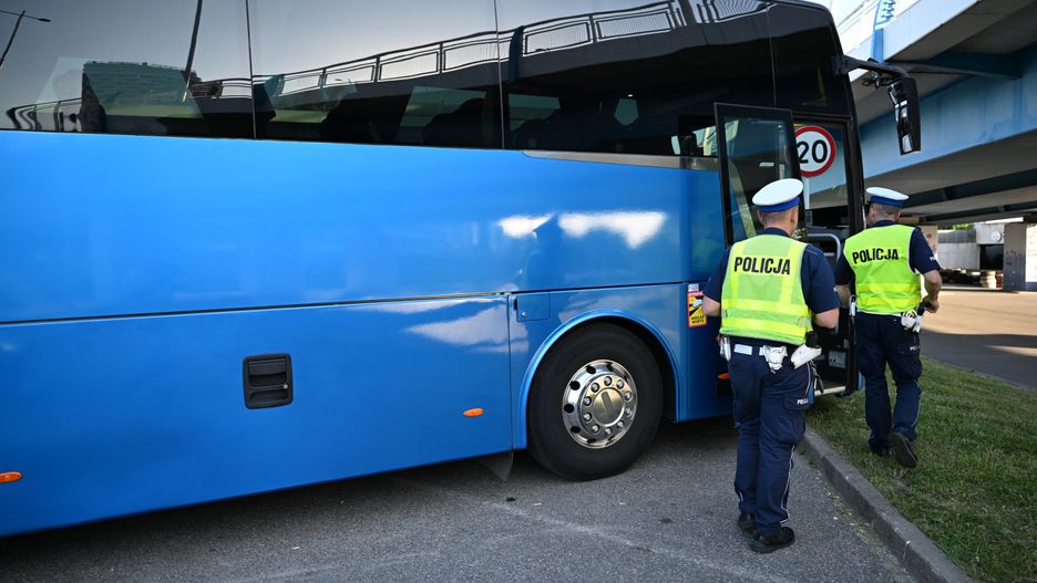 kontrola autokaru
Rzesz�w 29.05.2024. Sta�y punkt kontroli autokar�w uruchomiony, 29 bm. w Rzeszowie. Policjanci sprawdzaj� autokary przewo��ce dzieci i m�odzie� na wycieczki. (doro) PAP/Darek Delmanowicz
Darek Delmanowicz
autokar, autokar�w, autokary, kontrola, policja, policjant, Sta�y punkt kontroli