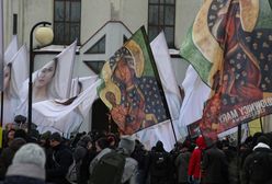 Przeszli przez miasto. W rękach nieśli różańce