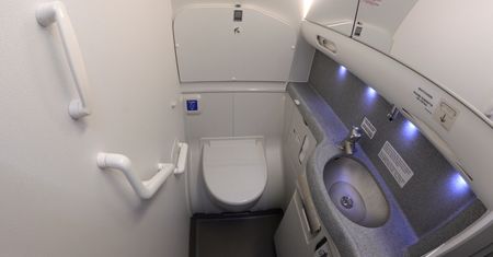 Samolot Ryanair nie mógł wystartować przez kilka godzin. Powodem incydent z toaletą