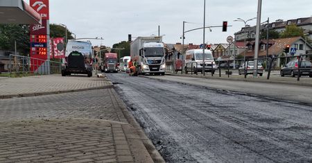 Kolejny dzień utrudnień drogowych w Słupsku. Te ulice lepiej omijać
