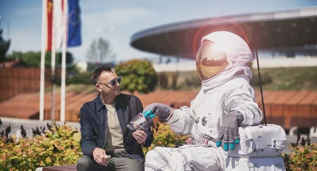 Kosmiczne jedzenie w Żabce. Menu stworzył Mateusz Gessler