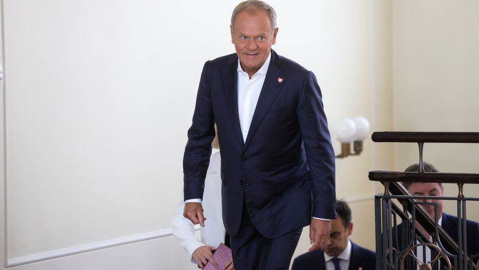 Warszawa, 09.07.2024. Premier Donald Tusk (L) przed posiedzeniem rządu siedzibie w KPRM w Warszawie, 9 bm. Rząd ma się zająć projektem ustawy, zmieniającej przepisy dotyczące działalności biur informacji gospodarczej. Zmiana ma m.in. dać dostęp do informacji gospodarczych policji, Straży Granicznej i służbom specjalnym. (jm) PAP/Rafał Guz