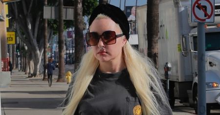 Odmieniona Amanda Bynes spaceruje po Los Angeles. Wreszcie ma dobry czas? (ZDJĘCIA)