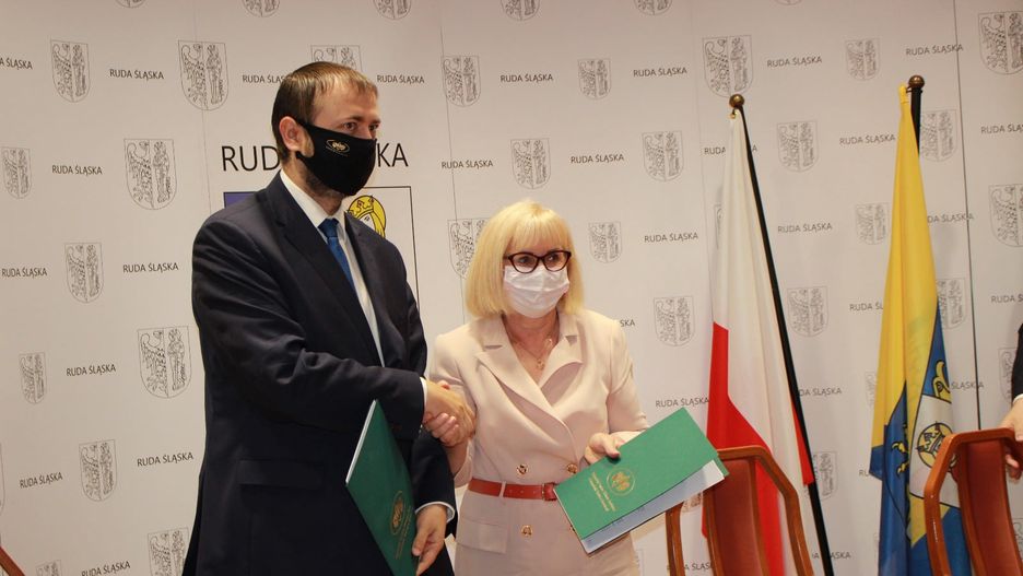 Śląskie. Umowę podpisała prezydent Rudy Śląskiej Grażyna Dziedzic i prezes Tomasz Bednarek z Wojewódzkiego Funduszu Ochrony Środowiska i Gospodarki Wodnej w Katowicach.