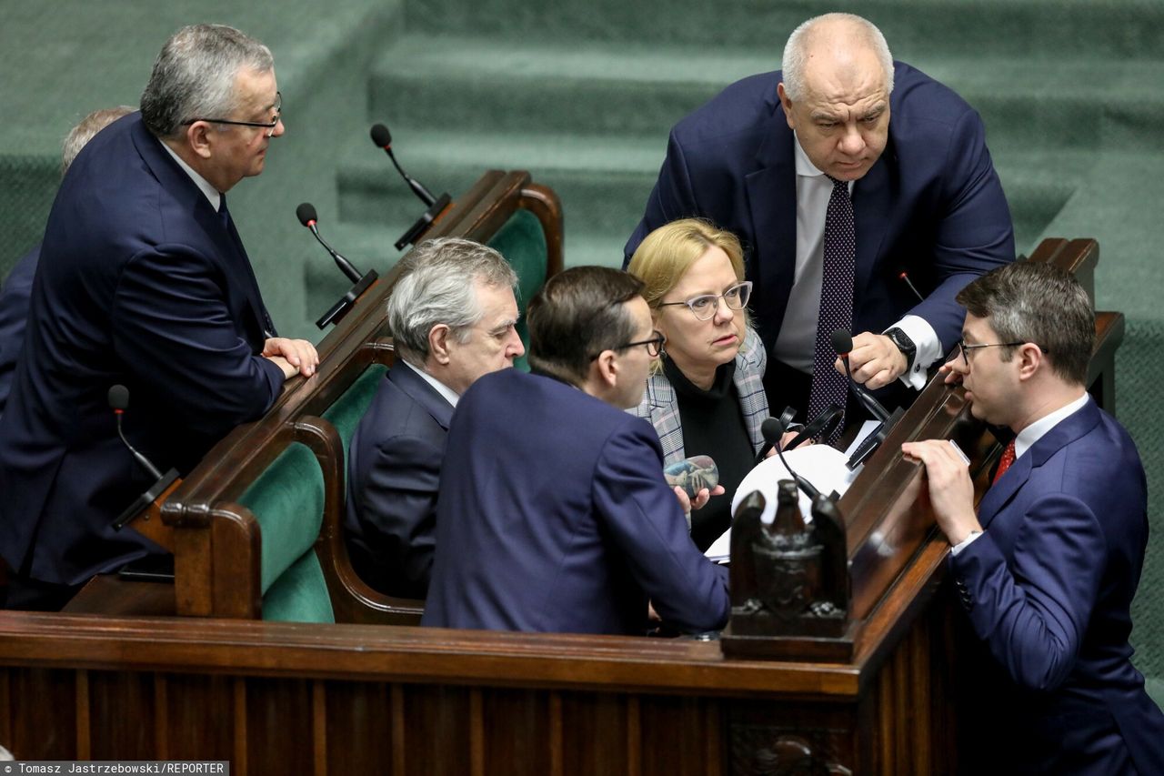 Minister Anna Moskwa z premierem w Sejmie. Niektórzy żądają jej dymisji