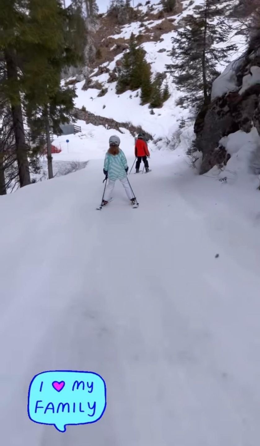 Katarzyna Cichopek i Maciej Kurzajewski  z dziećmi na nartach