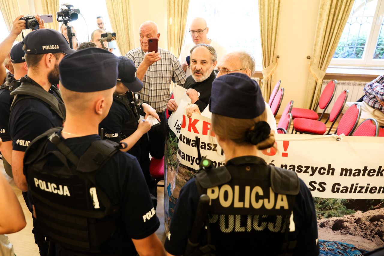 Policja w Pałacu Arcybiskupów Warszawskich. Ks. Isakowicz-Zaleski wylegitymowany