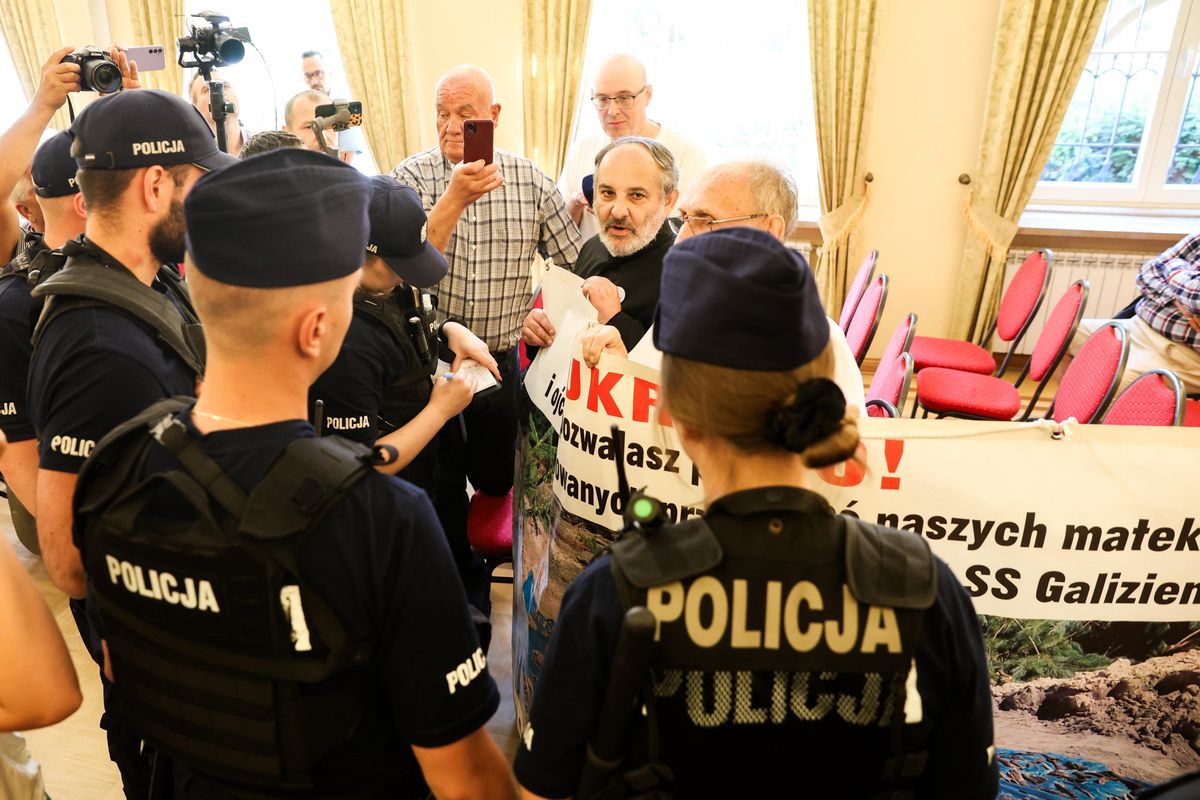 Policja w Pałacu Arcybiskupów Warszawskich. Ks. Isakowicz-Zaleski wylegitymowany