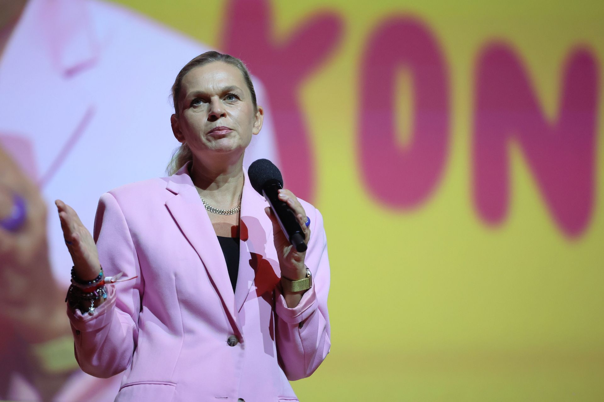 Nowacka wzywa do walki z hejtem online – zagrożenie dla relacji