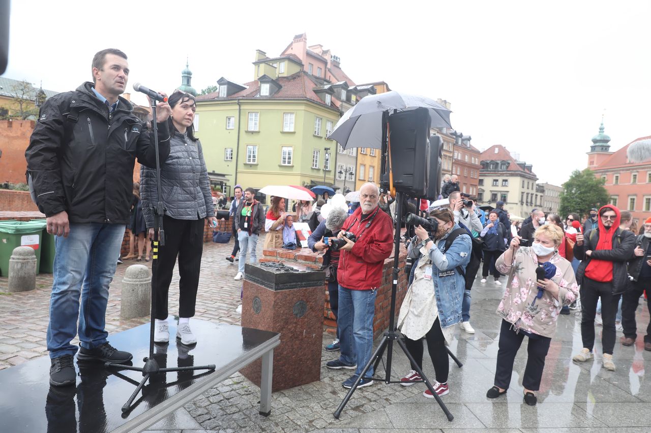 Warszawa. Rodzice zatrzymanego przez władze Białorusi byłego redaktora kanału NEXTA Ramana Pratasiewicza Natalia Pratasiewicz i Dzmitry Pratasiewicz podczas Warszawskiej Akcji Solidarnościowej