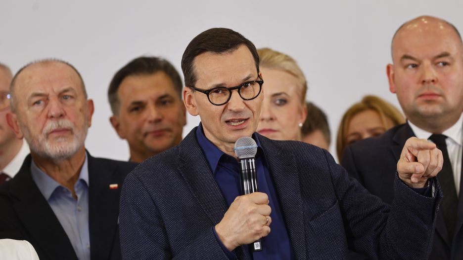 Kalisz, 11.10.2023. Kampania wyborcza do parlamentu 2023. Premier Mateusz Morawiecki (C) podczas spotkania z sympatykami Prawa i Sprawiedliwości w Kaliszu, 11 bm. (amb) PAP/Tomasz Wojtasik