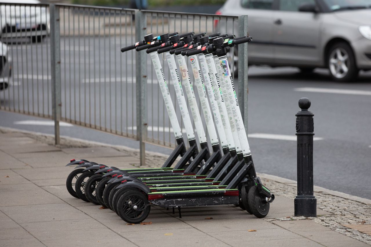 Warszawa. W mieście nie ma parkingu dla hulajnóg